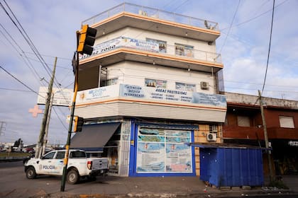 Sociedad - Clínica “Argentina Salud” clausurada tras la muerte de un paciente y denuncia de uso de matriculas médicas falsas. Sede de Gonzalez Catan, La Matanza, Buenos Aires.