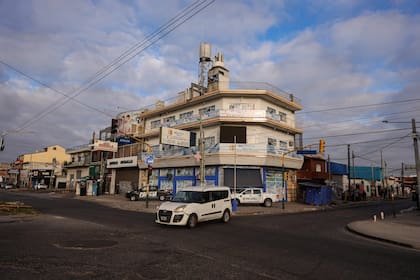 Sociedad - Clínica “Argentina Salud” clausurada tras la muerte de un paciente y denuncia de uso de matriculas médicas falsas. Sede de Gonzalez Catan, La Matanza, Buenos Aires.