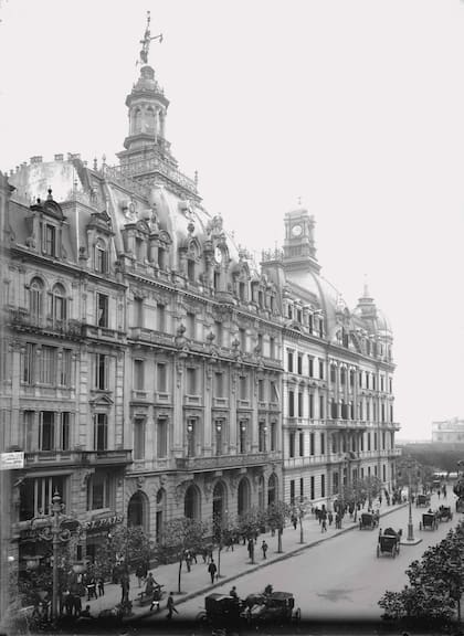 La primera cuadra de la Av. de Mayo, con el edificio de La Prensa coronado por la figura de Palas Atenea.