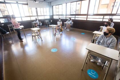 SOCIEDAD Vuelven los chicos de primer ano a clases