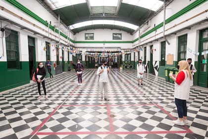 SOCIEDAD Vuelven los chicos de primer ano a clases