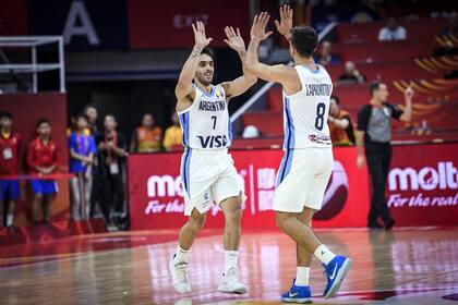 Socios: Campazzo y Laprovittola se saludan después de una anotación.