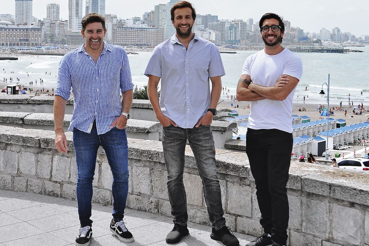 Socios de Alohar, una plataforma de alquileres temporales en versión local.