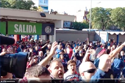 Socios de San Lorenzo piden la renuncia de los dirigentes y los insultan al final del partido con Patronato