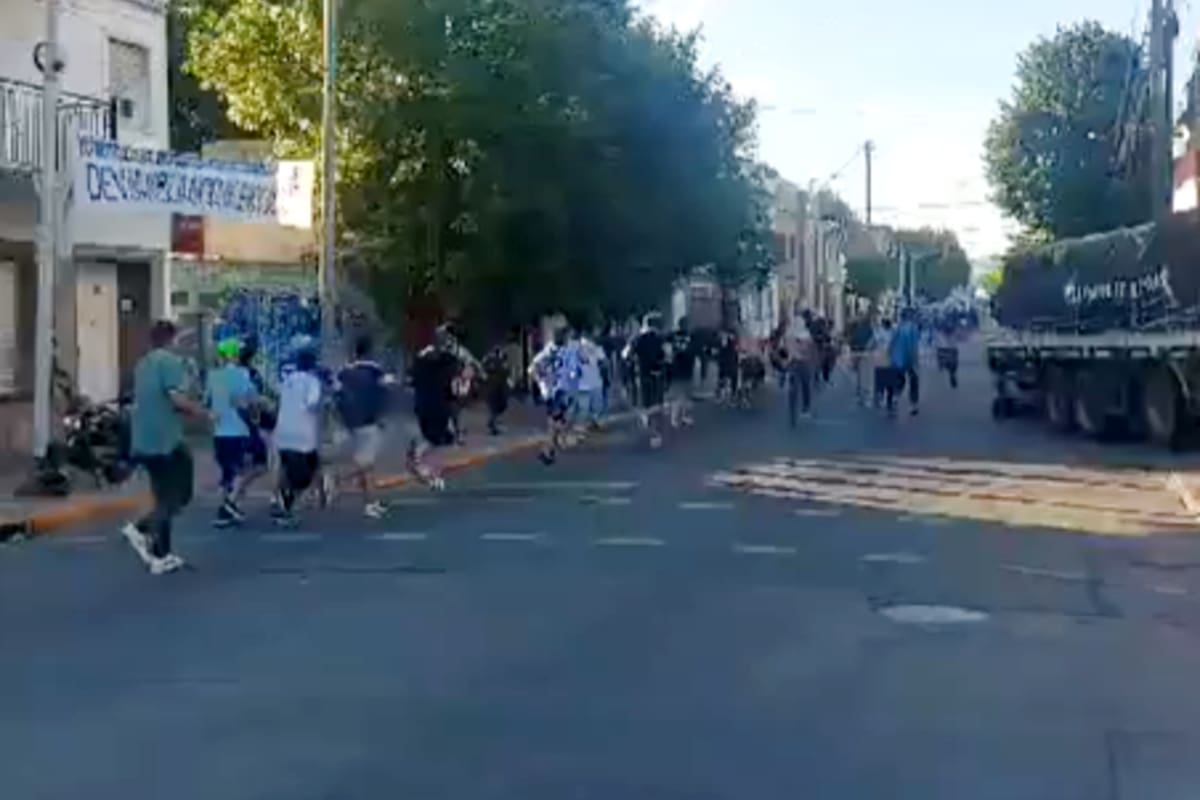 Socios tratan de ponerse a resguardo tras escuchar disparos de armas de fuego en las inmediaciones del Cilindro, durante el cierre de las elecciones en Racing