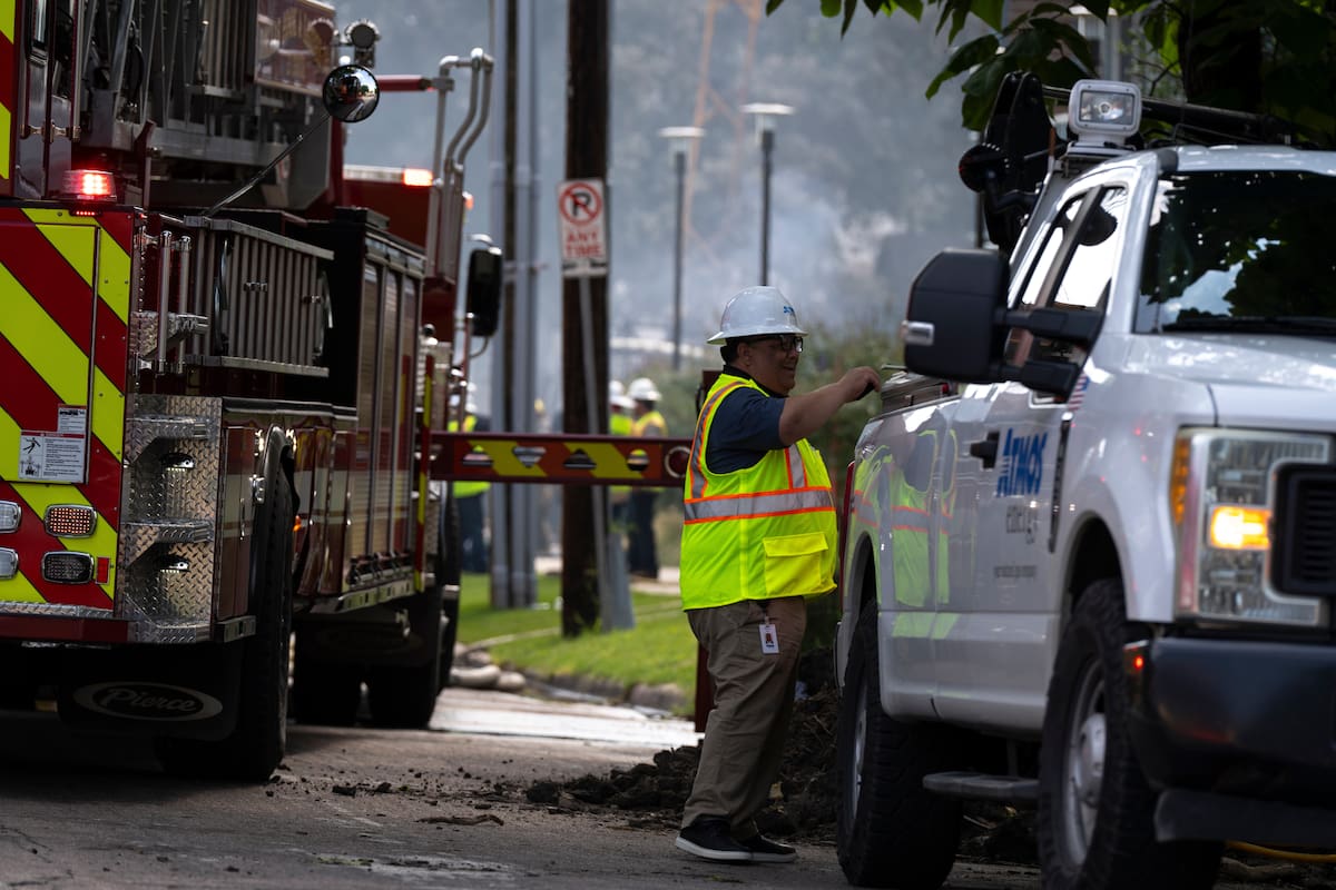 Socorristas buscan a desaparecidos tras incendio en edificio de apartamentos de Dallas