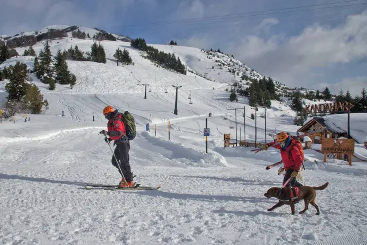 Socorristas de la patrulla del Cerro Catedral en camino a realizar un rescate
