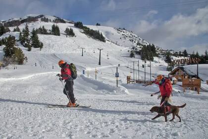 Socorristas de la patrulla del Cerro Catedral en camino a realizar un rescate