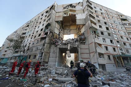 Socorristas entre los escombros tras un ataque ruso contra un edificio residencial en Járkiv, Ucrania, el martes 24 de septiembre de 2024. (AP Foto/Andrii Marienko)