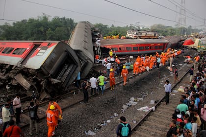 Socorristas trabajan en la zona donde descarrilaron dos trenes de pasajeros en la India