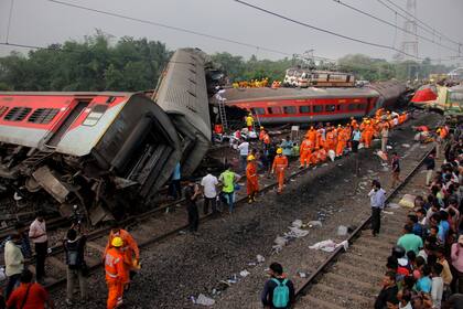 Socorristas trabajan en la zona donde descarrilaron dos trenes de pasajeros en la India