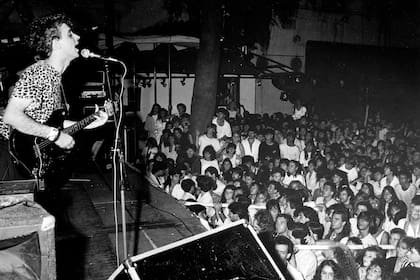 Gustavo Cerati con Soda Stereo, en una presentación en 1984