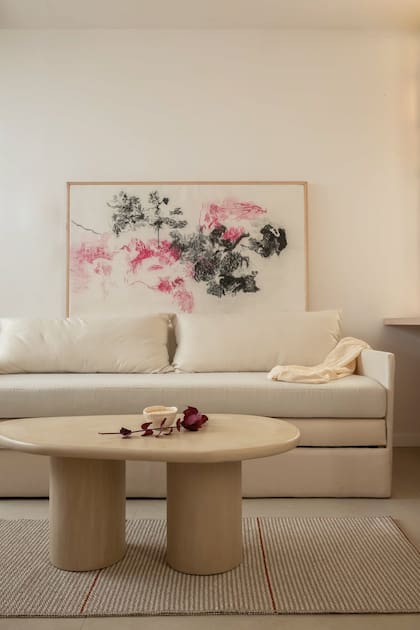 Sofá-cama (Goral Deco), obra de Irene Belloni. Vela (Luisina Dadamia). Como en la casa viven dos gatitos, eligieron alfombras de PVC (Nett Rugs), fáciles de limpiar.