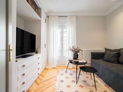 Sofá (Casa Ceiba x Torino & Frugoni). Mesas ratonas (Zara Home).