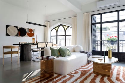 Sofá ‘Donu’ (Lacroze Studio). Almohadones (Agustina Cerato). Mesa de centro ‘Siwa’ (Achalilas) y mesa de apoyo ‘Roma’ (Ries).