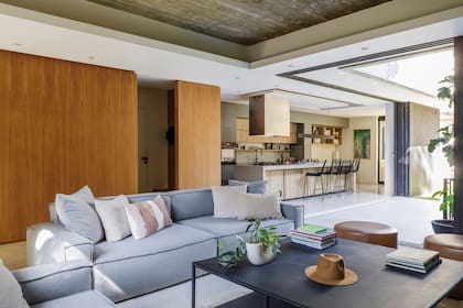 Sofá 'Flow' (Impronta Sillones) en la casa del diseñador y empresario César Lago