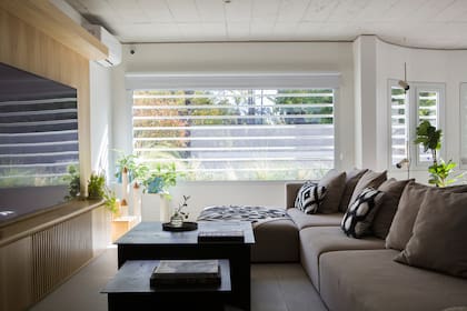 Sofá modular (Helmut). Mesa ratona ‘Loos’ (Tortuga). Cortina en blackout ‘Duette’ de Hunter Douglas (Gabriela Pérez Elizalde).
