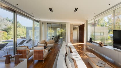 Sofá modular (Margen por Fallone) con respaldo y almohadones de base tapizados (LB Géneros), y estructura revestida en cuero (Sofanova) para facilitar su limpieza. Almohadones (Andy Forn Casa).