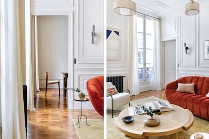Sofá ‘Rabelo’, de la firma portuguesa Wewood. De roble y esterilla, la mesa baja ‘Rio’ (Cassina) es un clásico moderno firmado por Charlotte Perriand. Lámpara colgante (Dabi Design). Almohadón suzani de Casa Capulette.