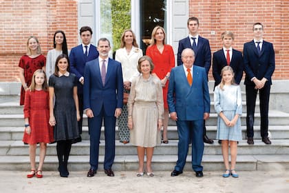 Una imagen para la historia: en su 80 cumpleaños, Sofía cumplió el deseo de reunir a toda su familia –es también la última imagen de sus ocho nietos juntos–, a excepción de Iñaki Urdangarín.