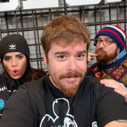 Sofi Morandi, Migue Granados y Julián Lucero, el equipo de Soñé que volaba, por el canal de streaming Olga, que este martes se llevaron un buen susto