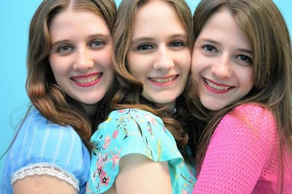 Sofía, a la izquierda de la imagen y junto a sus hermanas, pilares fundamentales en su recuperación.