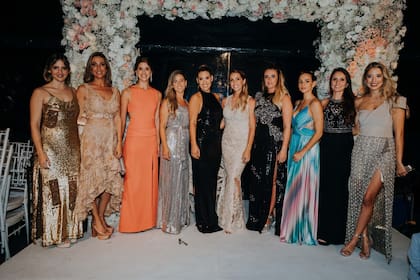 Sofía Balbi junto a un grupo de amigas