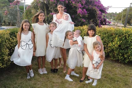 Sofía Balut con Isabella en brazos, posando en el frente de la parroquia Nuestra Señora del Rosario. Con ellas, de izquierda a derecha: Sur Bergadá (hija de Gerónimo Bergadá, quien –a su vez– es uno de los tres hijos de Gonzalo Bergadá, actual marido de Teresa Calandra), Esmeralda (hija de Diego Balut, hijo de Teresa Calandra), Milán Barbini, Sofía con Isabella en brazos, Madelon con su hermana Marchesa Marni a upa (ambas son hijas de Miguel Balut), Kenya (hija de Diego Balut, hijo de Teresa Calandra) y Marie Magnolia (hija de Miguel Balut)