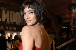 Sofia Boutella, en la alfombra roja de Netflix al presentar oficialmente la película Rebel Moon: la niña de fuego