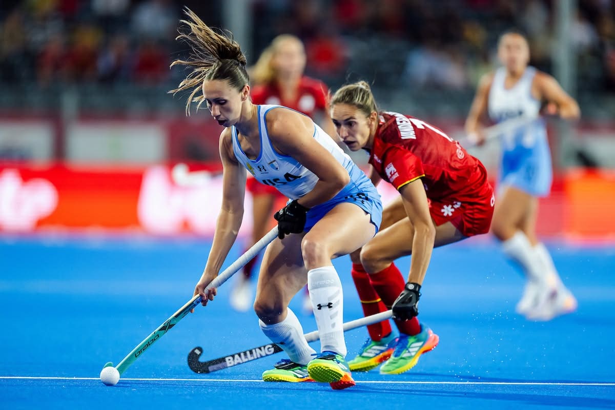 Sofía Cairó, bajo presión en el último partido ante Bélgica, en donde las Leonas defendieron hasta el último segundo para conservar el empate