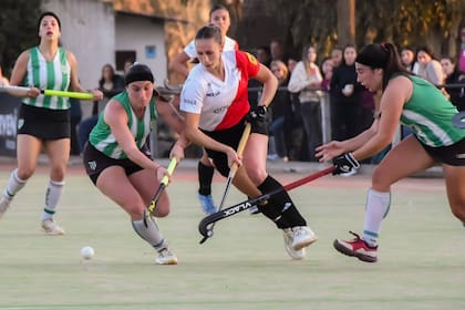 Sofía Cairó, jugando para el Club Mariano Moreno