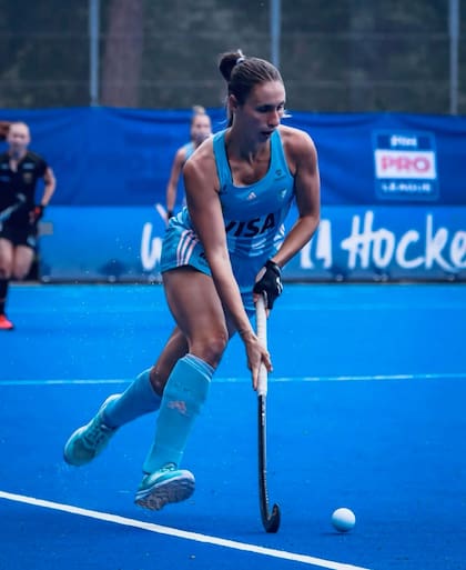 Sofía Cairó jugando para Las Leonas durante la fecha de la Pro League que se disputó en Alemania en 2022