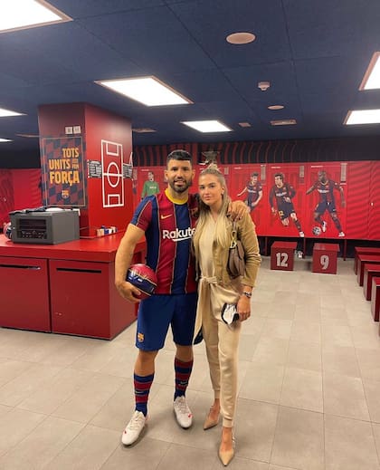 Sofía Calzetti acompañó a Agüero en su presentación con el Barcelona