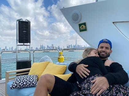 Sofía Calzetti, de 23 años, junto al Kun Agüero.