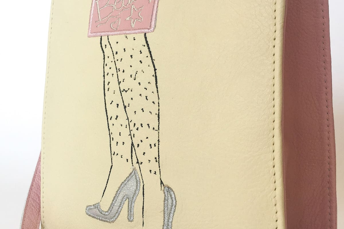 Sofía Carrertón Beraldi encontró su pasión en el diseño de carteras; creó Beguen, una marca cuyo sello son las provocativas ilustraciones que exponen algo privado de lo cotidiano