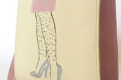 Sofía Carrertón Beraldi encontró su pasión en el diseño de carteras; creó Beguen, una marca cuyo sello son las provocativas ilustraciones que exponen algo privado de lo cotidiano