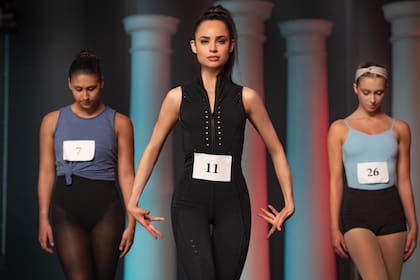 Sofia Carson como April en Siente el ritmo