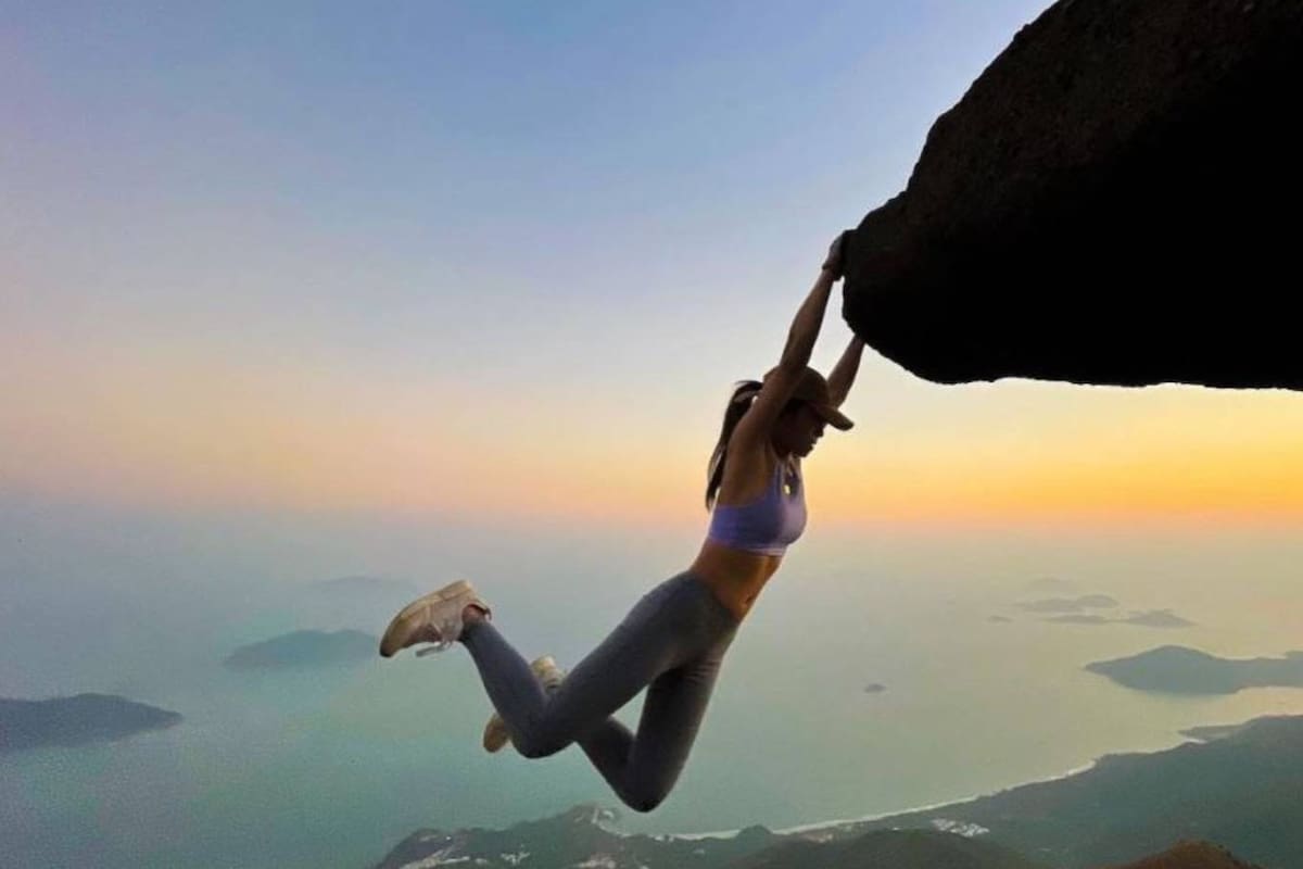 Sofia Cheung solía fotografiarse en lugares riesgosos, principalmente en paisajes de montaña
