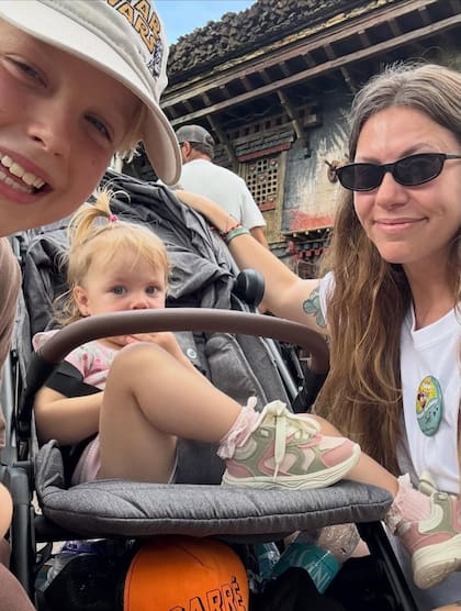Sofía Chiodi es argentina, vive en Madrid y es la niñera de Mirko y Milenka durante los viajes (Foto: Instagram @chiodisofia)
