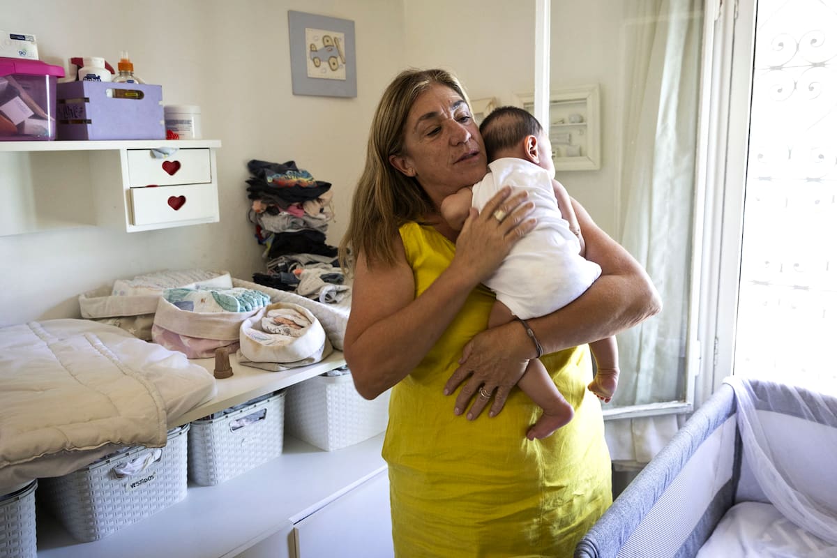 Sofía, del hogar Una Posta en el Camino, levanta a Lorenzo, un bebé que fue separado de su familia como medida de abrigo