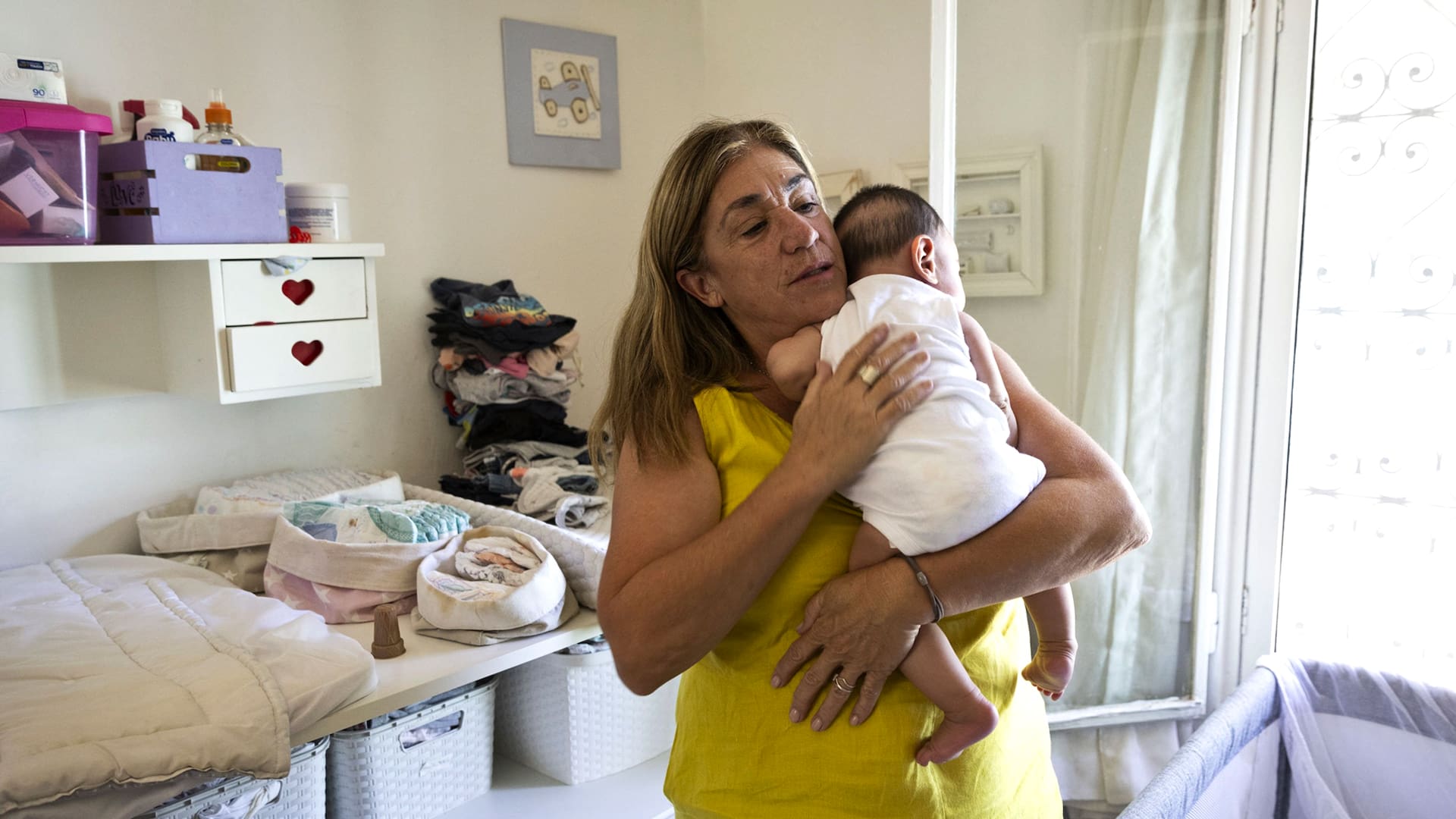 Sofía, del hogar Una Posta en el Camino, levanta a Lorenzo, un bebé que fue separado de su familia como medida de abrigo