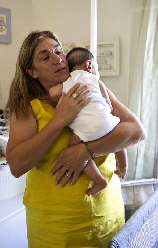 Sofía, del hogar Una Posta en el Camino, levanta a Lorenzo, un bebé que fue separado de su familia como medida de abrigo