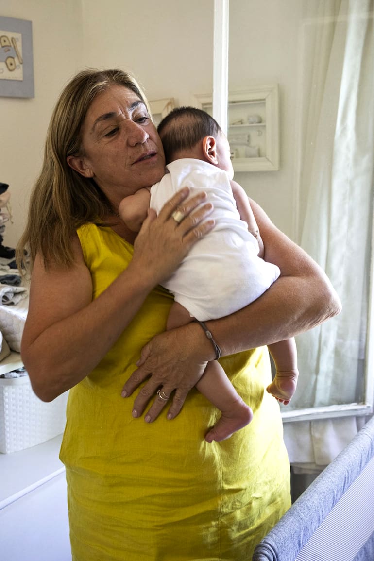 Sofía, del hogar Una Posta en el Camino, levanta a Lorenzo, un bebé que fue separado de su familia como medida de abrigo