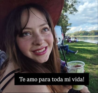 Sofía Devries, la joven buzo de 23 años continúa desaparecida en el mar frente al Parque Submarino “HU SHUN YU 809”. Prefectura mantiene el operativo activo con guardacostas, buzos y nadadores de rescate.Puerto Madryn
En medio de la angustia, su novio compartió un mensaje que conmovió a todos:
“Te amo para toda la vida, tengo la esperanza de volverte a encontrar.”