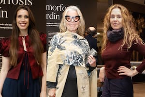 Todos los invitados a la exposición Metamorfosis en el jardín, en la embajada de Chile