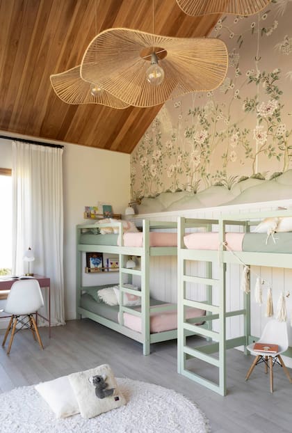 Sofía Díaz de Vivar, de Belgika Home, estuvo a cargo del interiorismo de los cuartos infantiles. Para el de las chicas eligió empapelado floral (Mercedes Costal), lámparas colgantes (El Garage Deco) y una alfombra redonda (Philippa Deco Boutique).