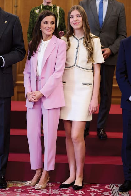 Sofía eligió un tailleur en tweed de Sandro y completó su look con flats de Massimo Dutti.