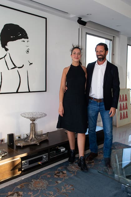 Sofía Freixas (con un diseño Lanthrophy) junto a su padre, el consultor Agustín Freixas, en la intervención de la artista al piso 14. La presentación permitió lucir lo mejor del Kavanagh, la obra de los arquitectos Gregorio Sánchez, Ernesto Lagos y Luis María De la Torre. El edificio cuenta con 105 apartamentos y el del piso14 es especial ya que fue el que Corina Kavanagh se reservó para ella.