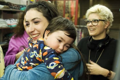 Sofía Gala con su hijo y Anahí Berneri, en el rodaje de Alanis