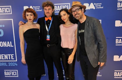 Sofía Gala, Vera Spinetta, el cineasta Michael Taylor Jackson y el músico Kevin Johansen estrenaron la película Bajo Naranja en el Cinépolis de Plaza Houssay, en el marco del Bafici
